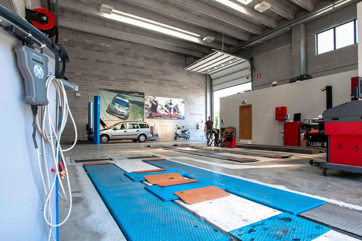 Panoramica dell'officina di centro revisioni