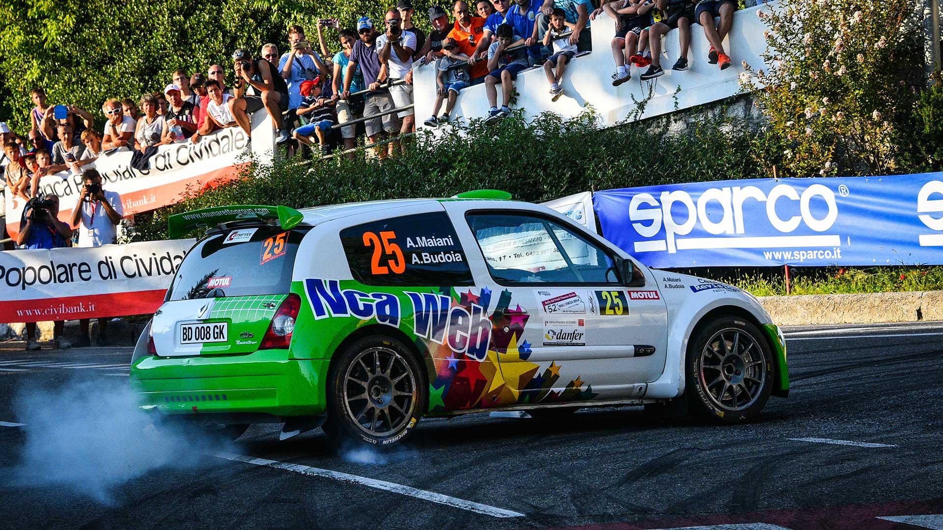 Macchina della CR Racing team su percorso motorsport