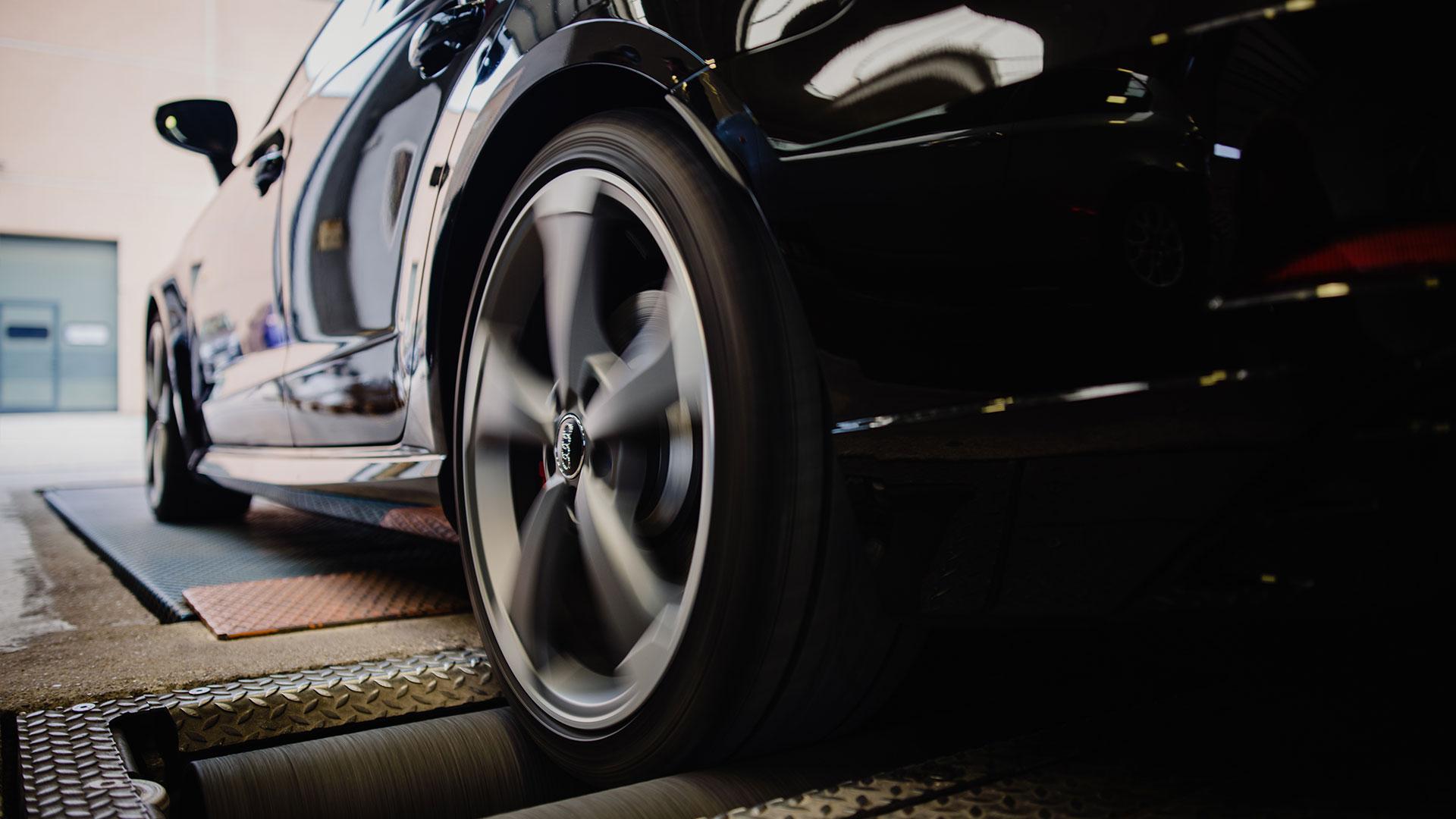 Automobile che viene revisionata